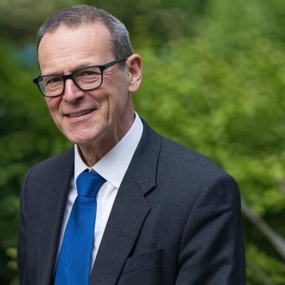 Ex-alto funcionário público cobra mais diligência na substituição de Chris Wormald