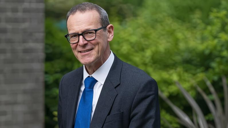 Ex-alto funcionário público cobra mais diligência na substituição de Chris Wormald