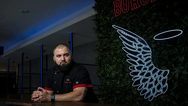 Tribunal determina que canto do fundador da Burgertory contra judeus incitou ódio