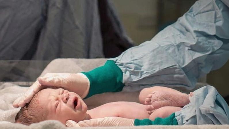 Unidades de maternidade do NHS encobrem erros graves no parto, aponta relatório