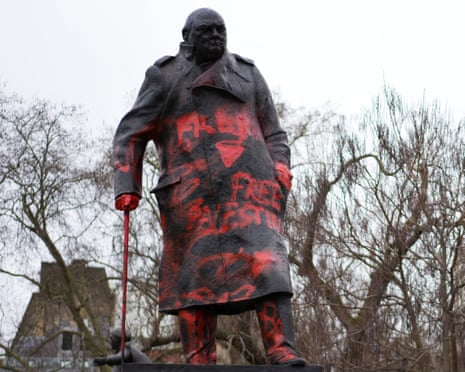Homem é acusado de dano criminoso após grafite em estátua de Churchill