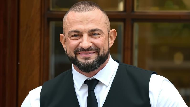 Família relata tristeza após júri concluir suicídio de dançarino do Strictly