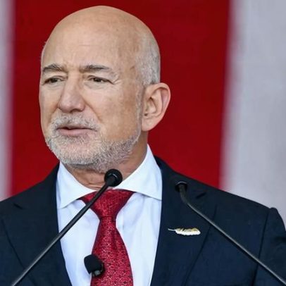 Jeff Bezos silencia enquanto funcionários enfrentam cortes