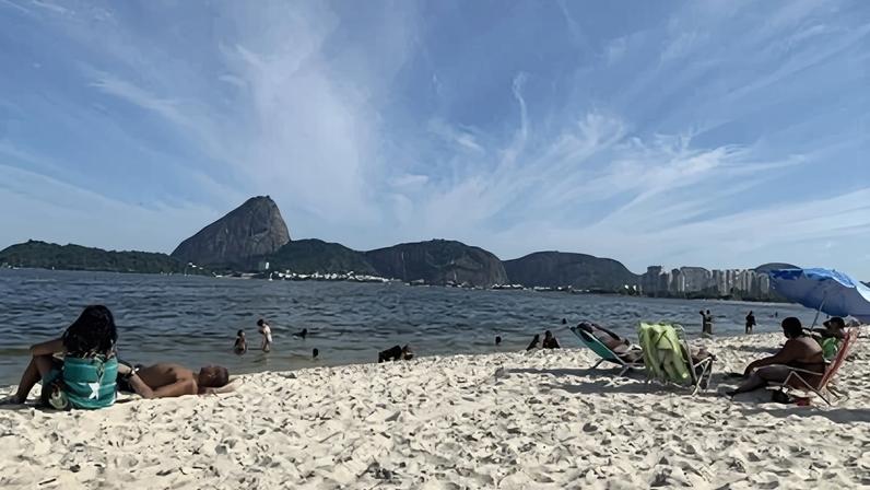 Leituraço transforma Praia do Flamengo em biblioteca a céu aberto