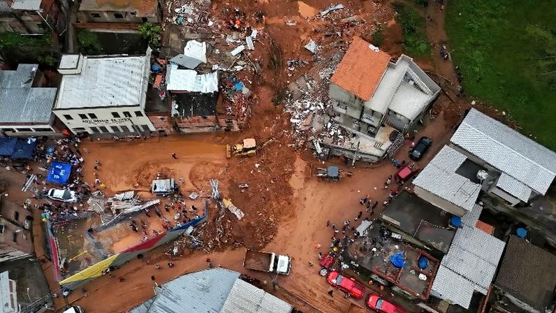 24.fev.2026 - Vista área de deslizamento no bairro parque Jardim Burnier, em Juiz de Fora (MG)