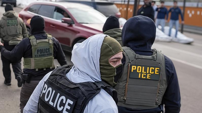 Juiz federal impede Califórnia de aplicar banimento de máscaras do ICE