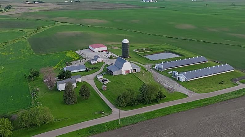 1100 Farm in Iowa, seen from the air.