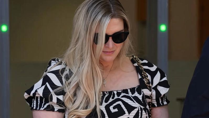 Autor condenado por abuso infantil após livro retrata adulto como criança