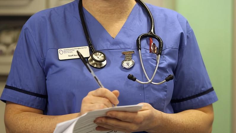 Famílias de enfermeiros temem separação por imigração no Reino Unido, pesquisa