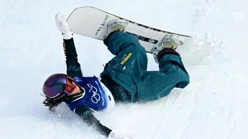 Adolescente australiana Ally Hickman sofre queda na final de snowboard
