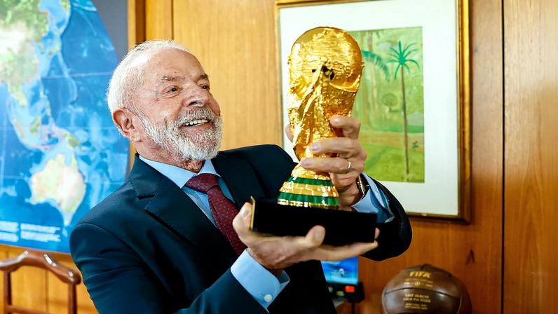 Lula com a taça da Copa do Mundo no Palácio do Planalto — Foto: Ricardo Stuckert/PR