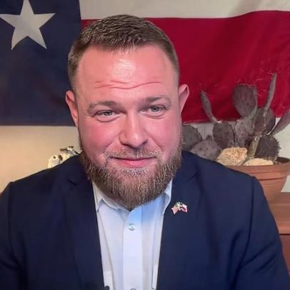 Democrata texano Taylor Rehmet celebra vitória inesperada no Senado