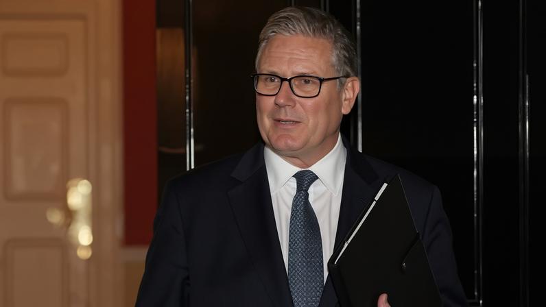 Keir Starmer diz que não está disposto a sair após pedido de renúncia