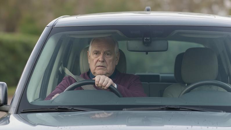 Monarca se sente justificado ao cortar laços com Andrew, novos documentos Epstein