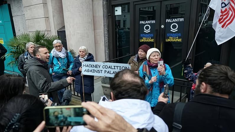 Pedem suspensão de contratos Palantir Reino Unido por falta de transparência