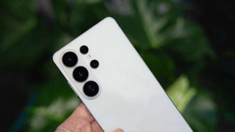 Samsung Galaxy Buds 4 Pro in white