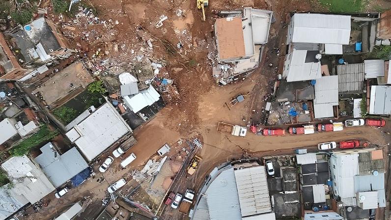 26.fev.2026 - Bombeiros realizam buscas em Juiz de Fora (MG)