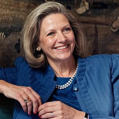 Anna Murdoch-Mann, escritora e ex-mulher de Rupert Murdoch, morre aos 81