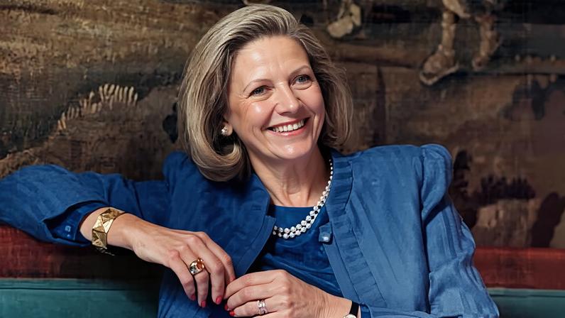 Anna Murdoch-Mann, escritora e ex-mulher de Rupert Murdoch, morre aos 81