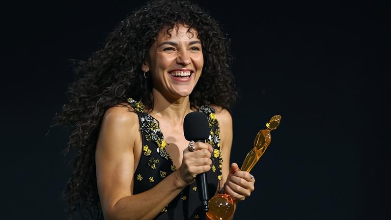 Olivia Dean vence quatro prêmios no Brit Awards 2026