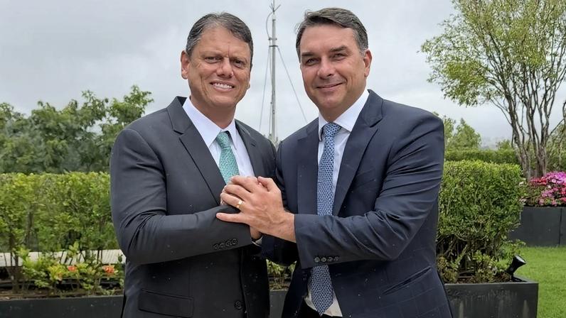 Tarcísio de Freitas (Republicanos) e Flávio Bolsonaro (PL) se encontraram no Palácio dos Bandeirantes