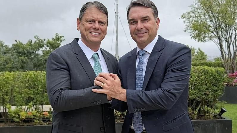 Tarcísio de Freitas e Flávio Bolsonaro durante reunião no Palácio dos Bandeirantes