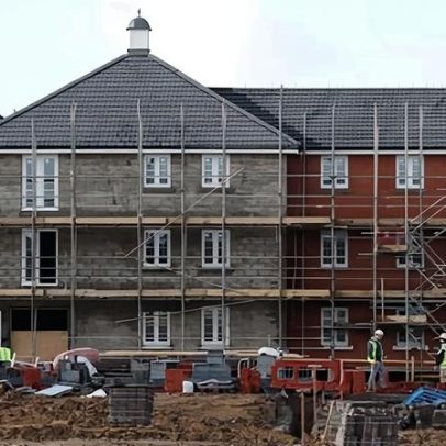 Governo é acusado de ceder ao lobby da construção para reformar habitação inglesa