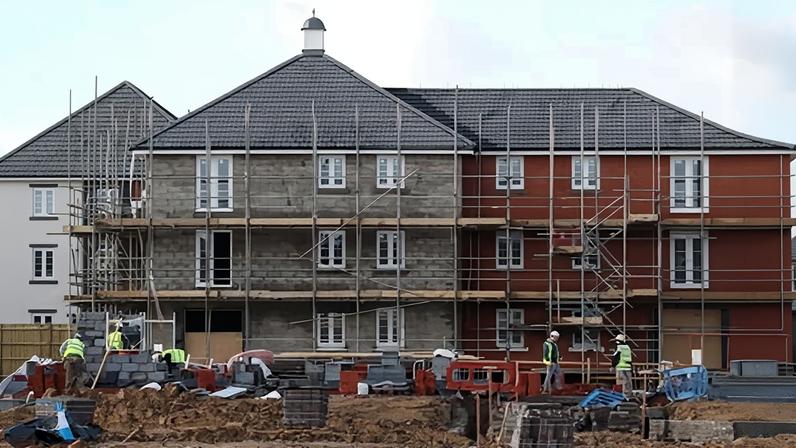 The UK government is yet to publish its long-awaited ‘future homes standard’, requiring new homes to be built with low-carbon equipment such as heat pumps and solar panels.