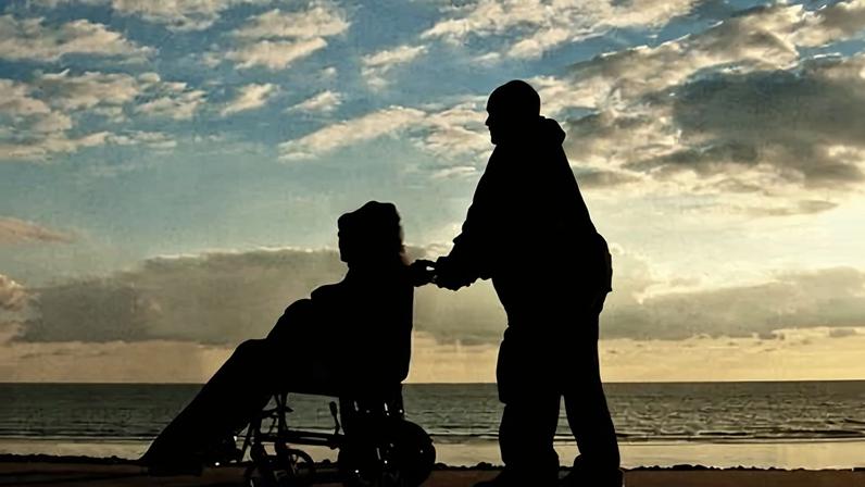 Cuidadores não remunerados do Reino Unido precisam de mais apoio, diz relatório