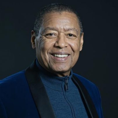 Ron Kenoly, referência da música gospel, morre aos 81 anos