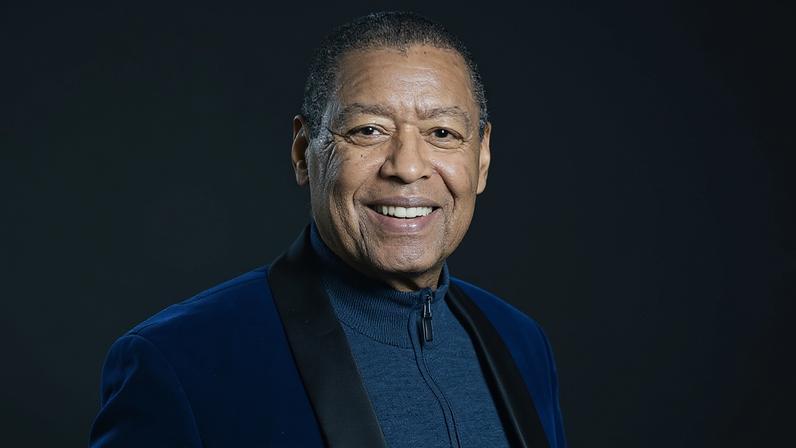 Ron Kenoly, referência da música gospel, morre aos 81 anos