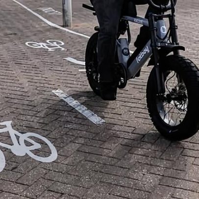 Inquérito de Queensland propõe banir menores de 16 de e-bikes e patinetes