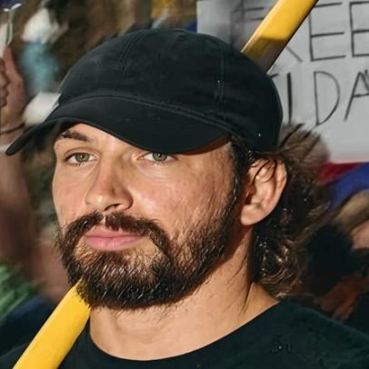 Homem é condenado a 1 ano por apoiar neonazismo e antisemitismo em ato em Sydney