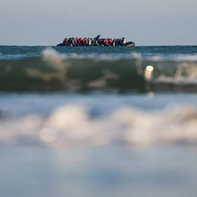 Migrantes deportados no acordo Reino Unido-França sem tradutores nem orientação