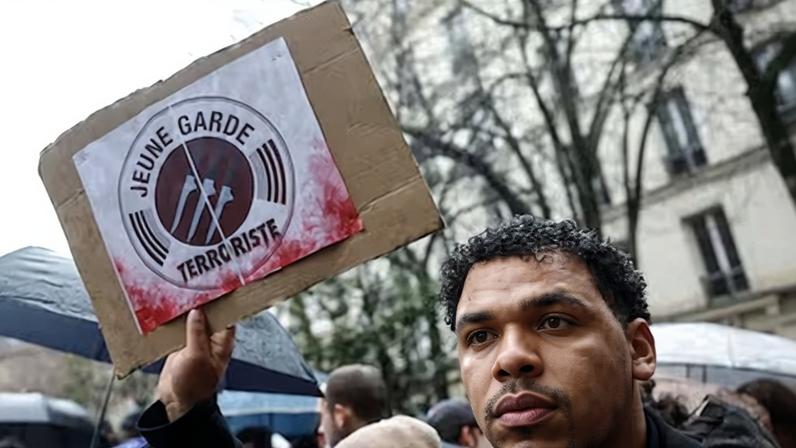 Un grupo de manifestantes protesta por la muerte del joven Quentin Deranque el pasado domingo en Lyon.
