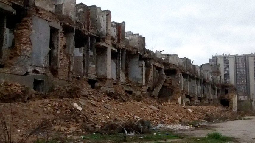 Imagem de prédios destruídos na Iugoslávia nos anos 1990.
