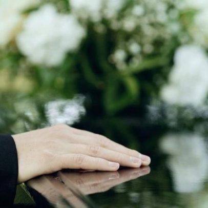 É aceitável ficar bravo com Deus após perder o cônjuge?