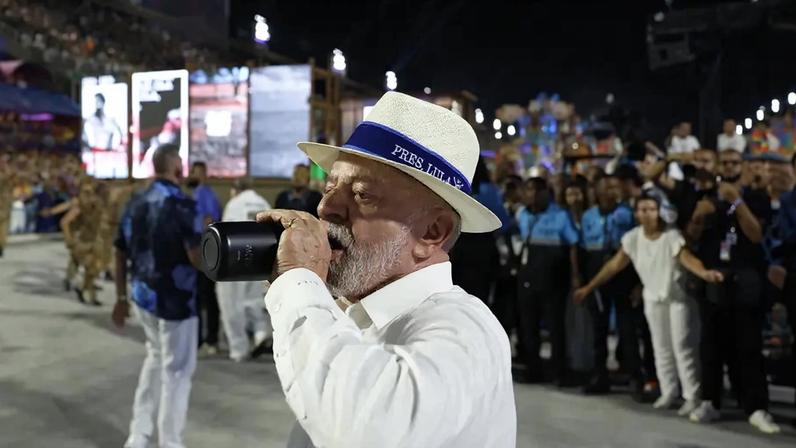 Presidente Lula desceu à Sapucaí para cumprimentar integrantes da escola de samba que o homenagearam. (Foto: Antônio Lacerda/EFE)