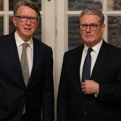 Starmer entrega dossiê de Mandelson à polícia e propõe retirar título