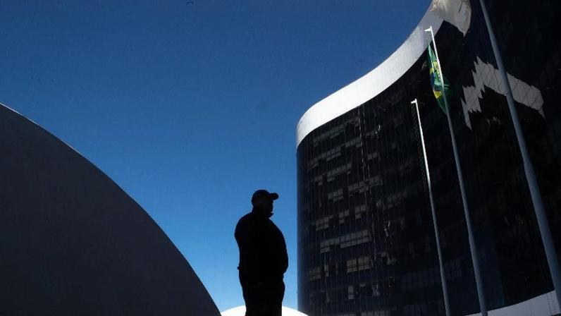Segurança em frente ao prédio da sede do TSE (Tribunal Superior Eleitoral), em Brasília
