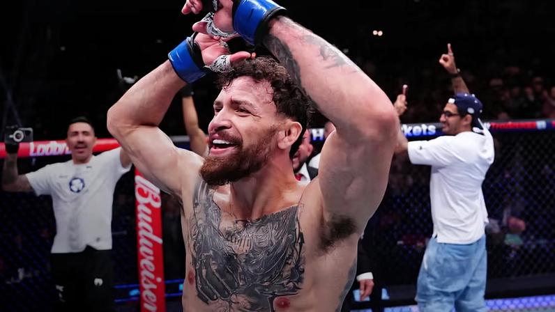 Mauricio Ruffy comemora a vitória sobre Rafael Fiziev no card principal do UFC 325, em janeiro de 2026. (Foto por Jeff Bottari/Zuffa LLC)