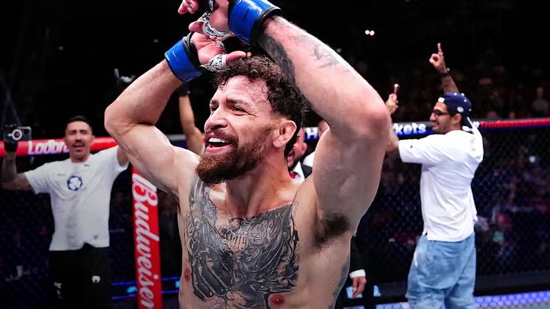 Mauricio Ruffy comemora a vitória sobre Rafael Fiziev no card principal do UFC 325, em janeiro de 2026. (Foto por Jeff Bottari/Zuffa LLC)