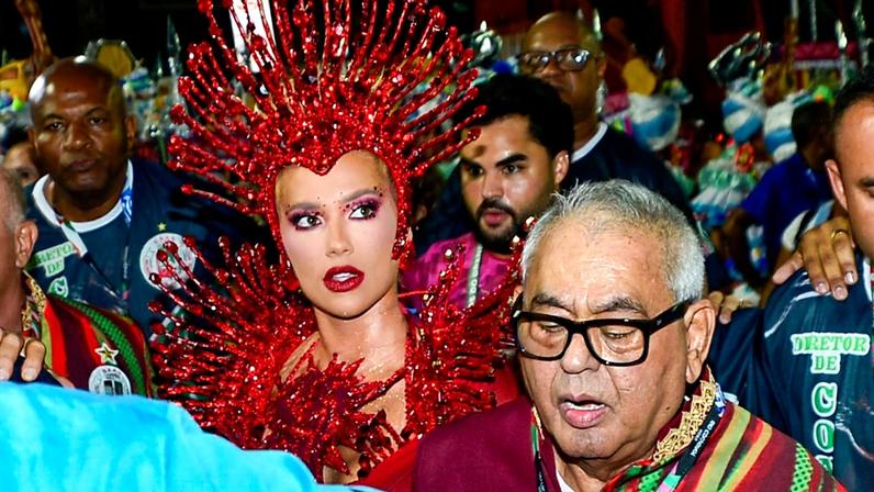 Empurra-empurra, gritos e + 600 mil assistindo: estreia de Virgínia na Grande Rio começa com caos e presidente se exalta: 'Mentirosa!'