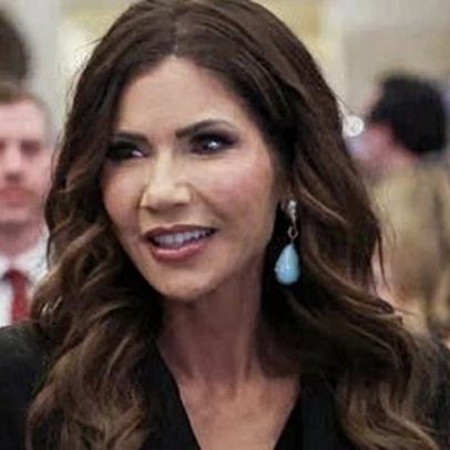 Noem responsabiliza democratas por shutdown que trava US$625 milhões para Copa