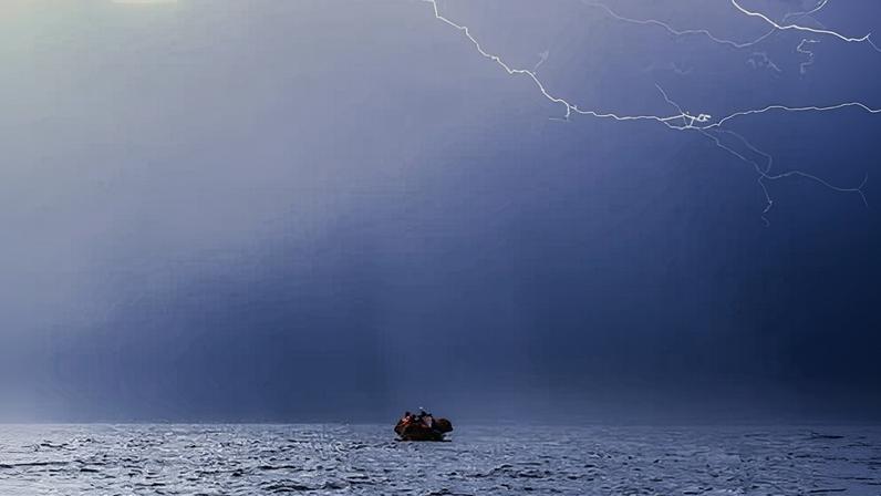 53 mortos ou desaparecidos após naufrágio de barco de migrantes no Mediterrâneo
