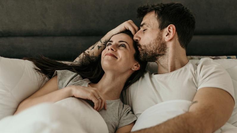 6 maneiras simples de demonstrar afeto ao cônjuge mesmo sem vontade