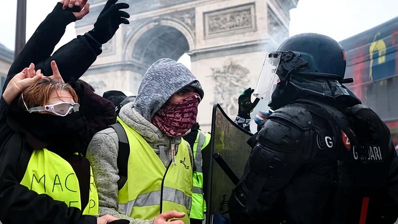 Protesters face riot police near the Arc de Triomphe in Paris on 1 December 2018, the day the alleged beatings took place.