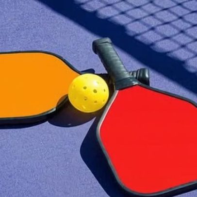 Casal é acusado de agressão grave após briga de pickleball em clube na Flórida