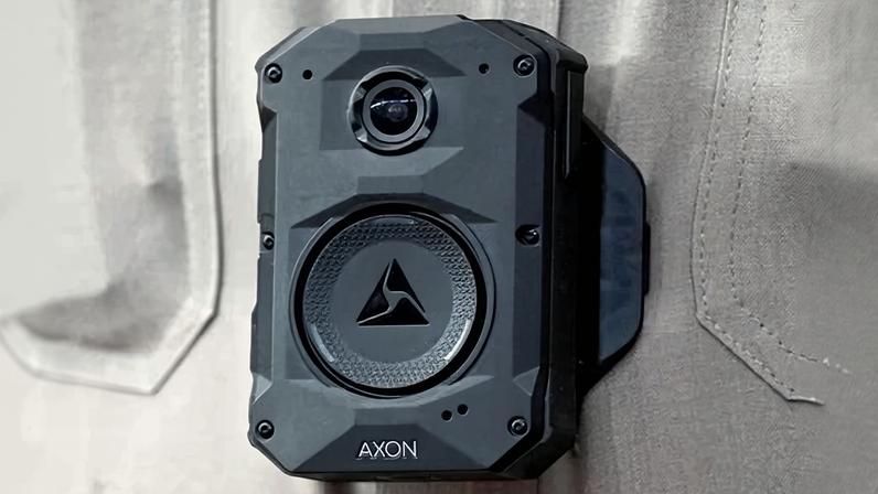 Fabricante de câmeras corporais dos EUA registra receita recorde com política migratória de Trump