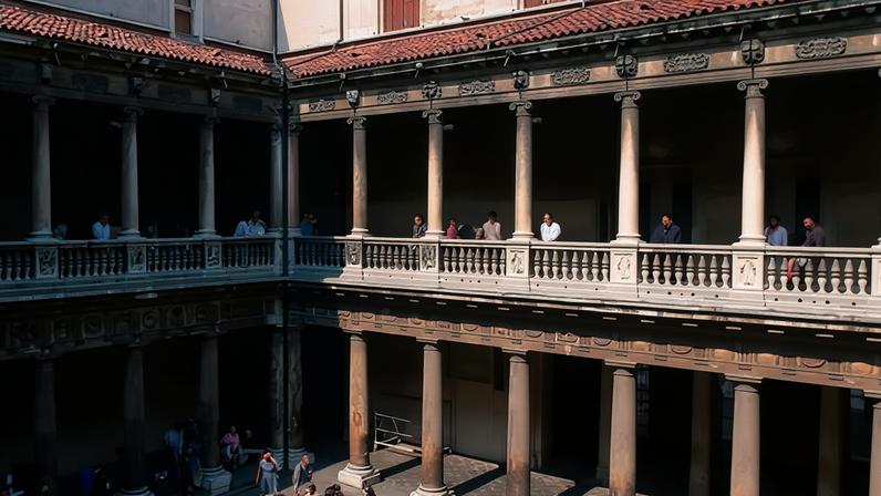 Mulher italiana recebe indenização após romper o tornozelo em home office